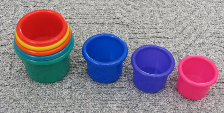 Пирамидка-стаканчики (8 штук), разноцветная, многофункциональная, с 11-12 месяцев.